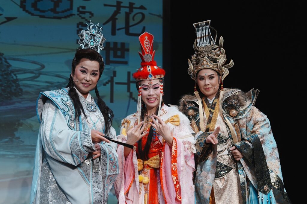 明華園藝術家族全家族演出《歌仔戲藝術魔法師陳勝國三部曲》，左起：繡花園戲劇團董如玲 、明華園天字戲劇團孫詩雯、明華園黃字戲劇團翁妙嬅。（圖/傳藝中心提供）