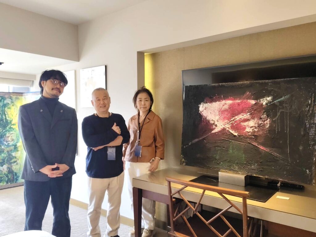 福岡藝術博覽會創辦人森田俊一郎（中）、香月人美（右）與藝術家鳥越一輝（左）及其作品合影。（記者 陳安婷/ 攝 ）