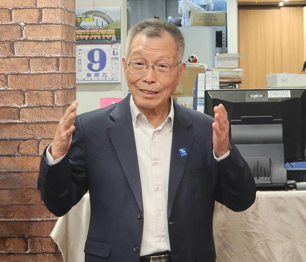 ▲賀木堂藝廊董事長蔡木霖，在開幕式上說明生產酒品與行銷策略，並提供展覽平台給藝文界人士，讓跨業結盟的行銷效益得以具體落實。（記者 詹佳綺/攝）