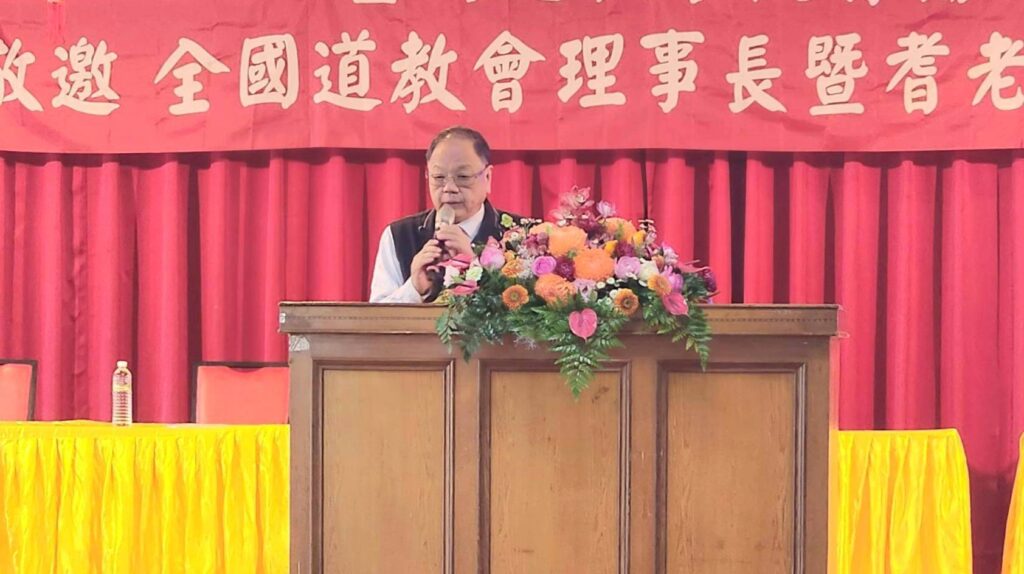 ▲臺中市民政局局長吳世瑋致詞時表達在道法自然的前提下,祝福道教學院順利籌設,以開啟全民智慧,邁向高等教育學習的路徑。(記者 詹佳綺/攝)
