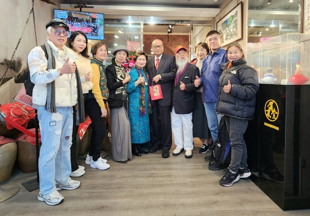 ▲楊靜江理事長（左五）與多位書畫界領導人合影留念，氣氛融洽，場面溫馨。（記者 詹佳綺/攝）