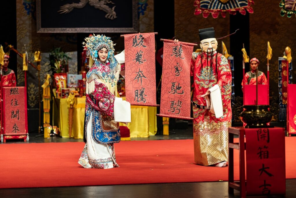 《加官晉爵》男加官由盛鑑飾,女加官黃宇琳飾。(圖/國光劇團提供)
