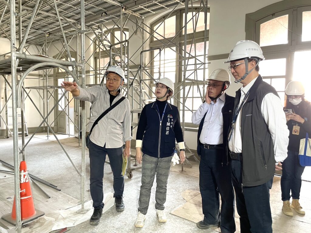 台中市政府文化局長陳佳君（左二）率隊親赴工地現場視察國定古蹟「台中州廳」再利用工程。（圖/文化局提供）