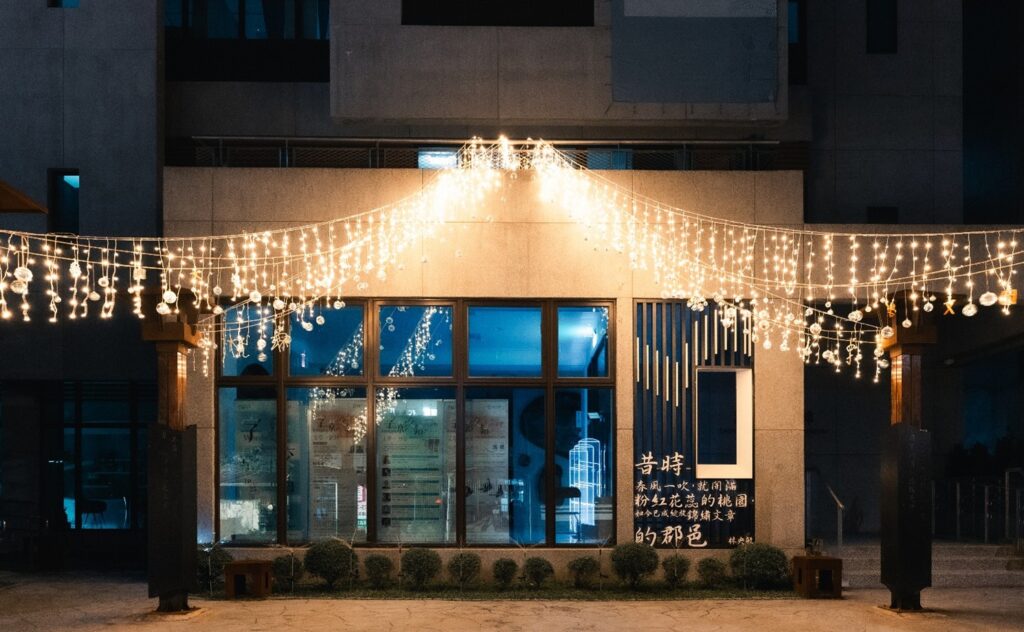 桃園文學館-Art Lighting II文字意象燈飾。(圖/文化局提供)