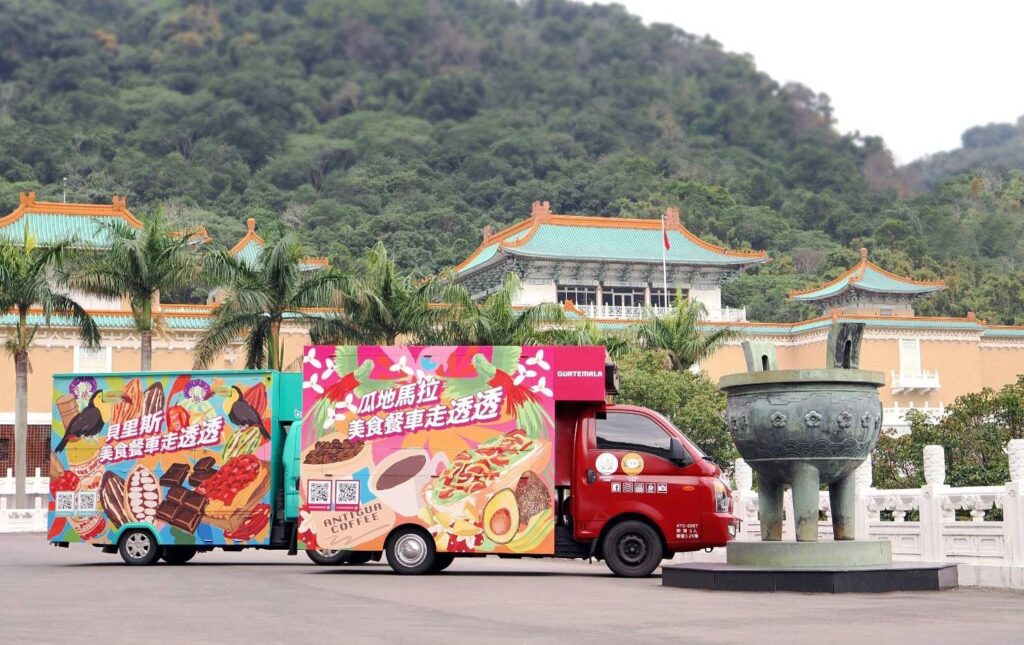 ▲停靠在故宮正門廣場的中美洲友邦國的美食餐車，成為民眾矚目焦點。（圖/故宮 提供）