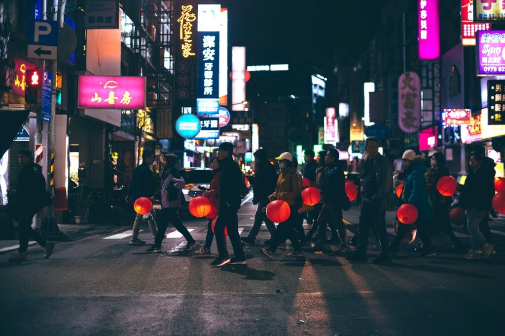 「夜光城市探險-夜間走讀」規劃兩條主題路線。(圖/桃園城市創意設計中心提供)