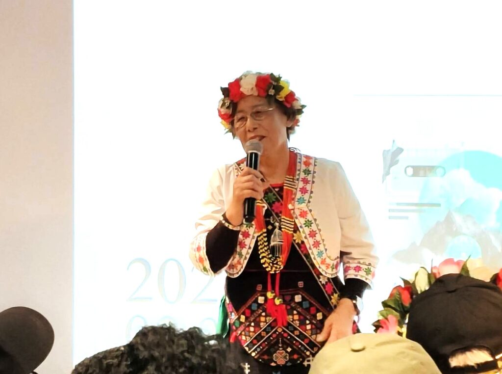 歌手吳花枝現場演唱卑南族歌謠。（記者 陳安婷/攝）