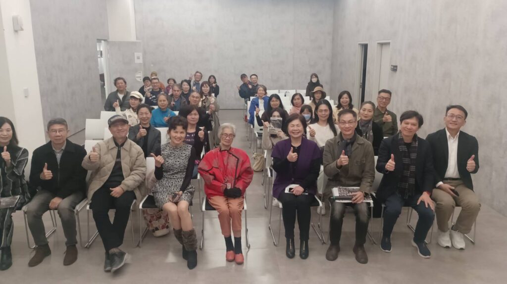 ▲出席曾文彥創作展開幕式的貴賓，開心合影留念。（圖/藝文推廣處 提供）