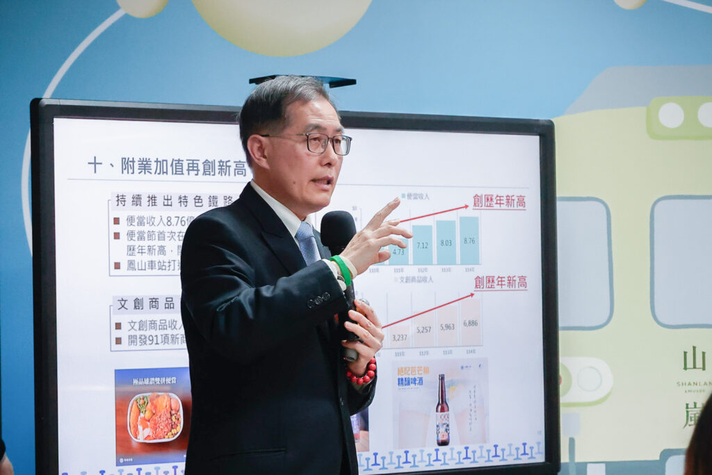 ▲國營臺鐡公司總經理馮輝昇為臺鐡新服務進行簡報與詳細說明,針對臺鐡的業務與服務亦提供了全面性的分析。(記者 辛澎祥/攝)