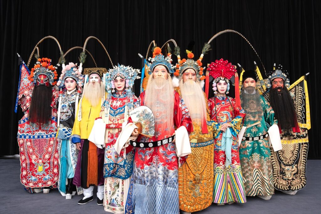 珠簾寨劇照，演員皆為芹壁村素人。（圖/國光劇團提供）