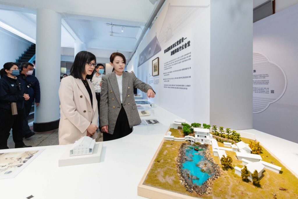 ▲出席開幕式的主協辦方貴賓參觀此次展出的內容與呈現的作品。(圖/故宮 提供)
