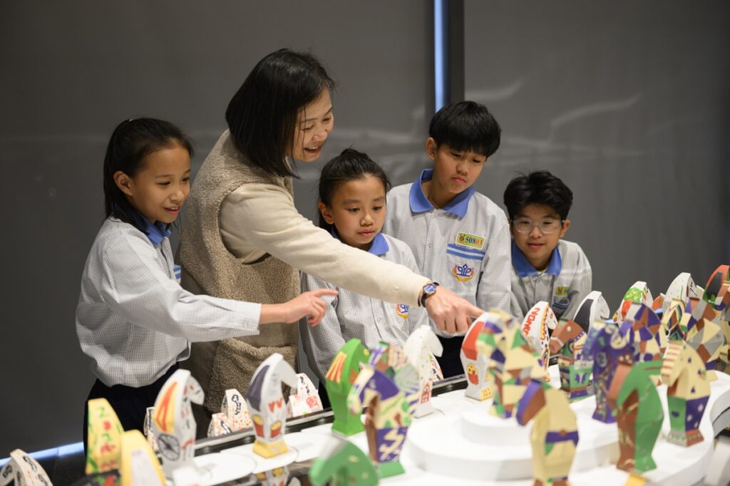 師生共同觀賞「島嶼拾色—感動馬 國美聯展」。（圖/國美館提供）