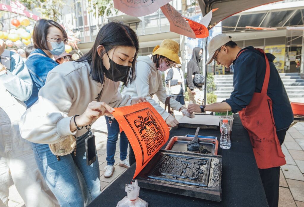 ▲親手拓印春聯，把好運帶回家。（圖/文化部文資局 提供）