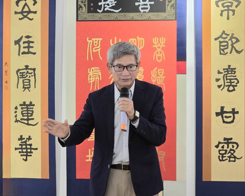 ▲國立臺灣藝術教育館館長李泊言致詞時表示,看到以佛畫佛經為創作主軸的書畫作品的展出,內心確實十分感動。(記者 詹佳綺/攝)