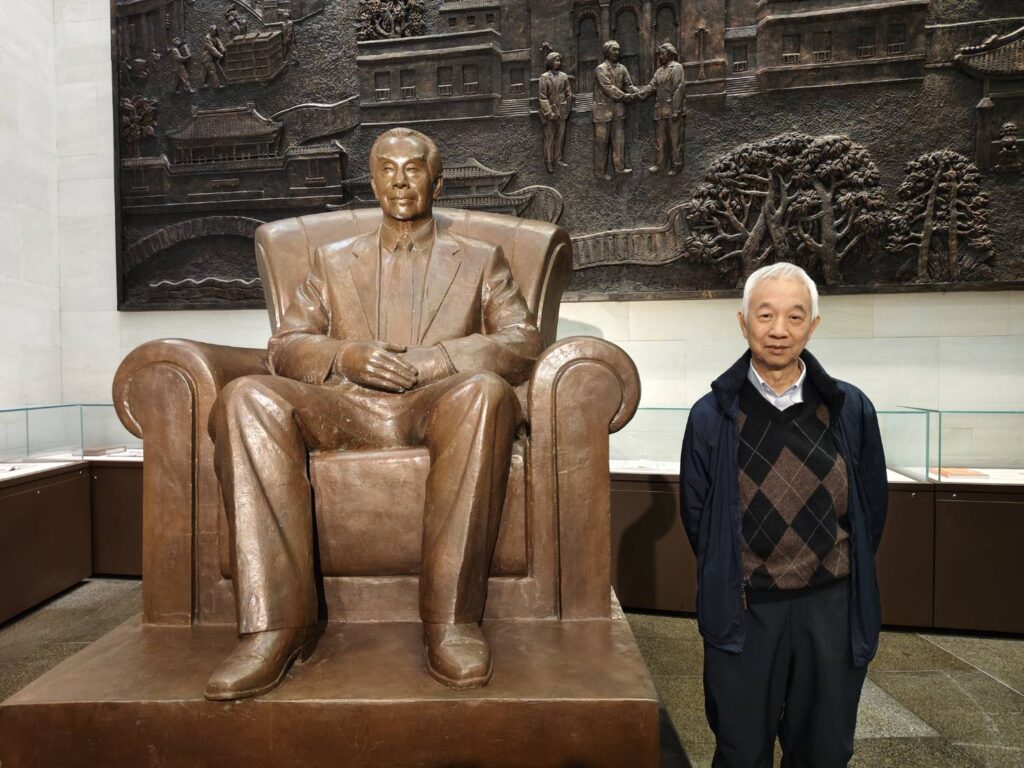 ▲香港漢榮書局董事長石漢基，於石景宜博士博物館內在父親石景宜博士的銅雕像前留影。（記者 辛澎祥/攝）
