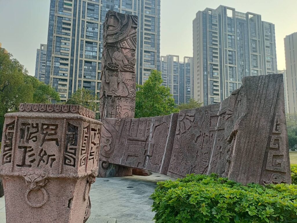 ▲藝術館的正面迎向的景觀牆,雕刻了古詩詞文字,具體記載了古今對應的時代風華,讓人思古之幽情。(記者 辛澎祥/攝)