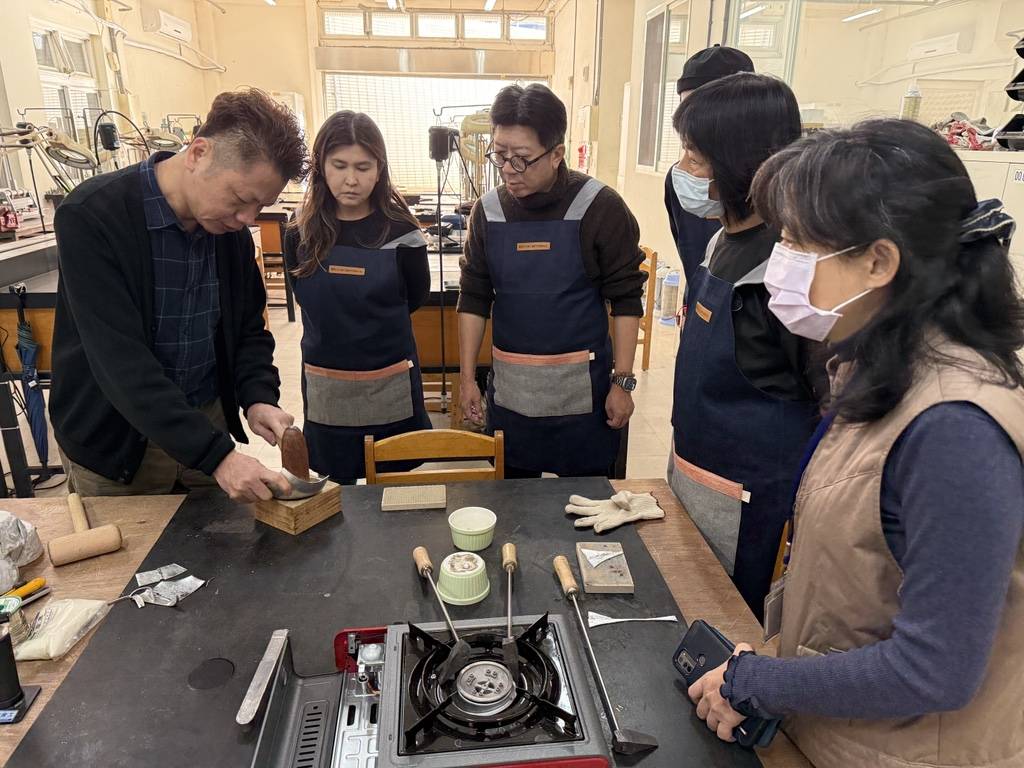 ▲金工研發實驗室開設好日子錫藝生活道具體驗營,由陳志揚老師(左)現場指導。(圖/工藝中心 提供)
