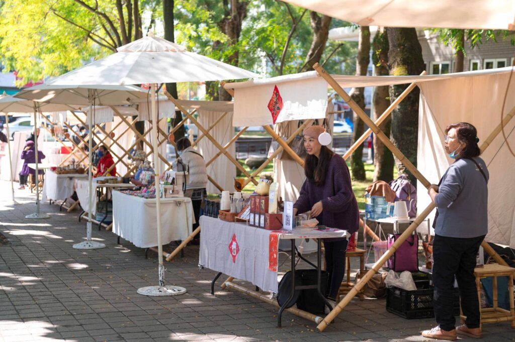 ▲活動現場的擺攤販售文創小品，也具有過年的氣氛。（圖/工藝中心 提供）