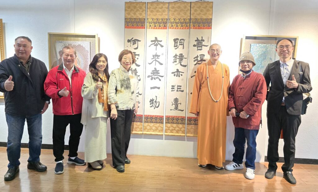 ▲知名書法家施春茂的作品(右二)備受青睞與好評,並與多位參展藝術家們開心合影留念。(記者 詹佳綺/攝)