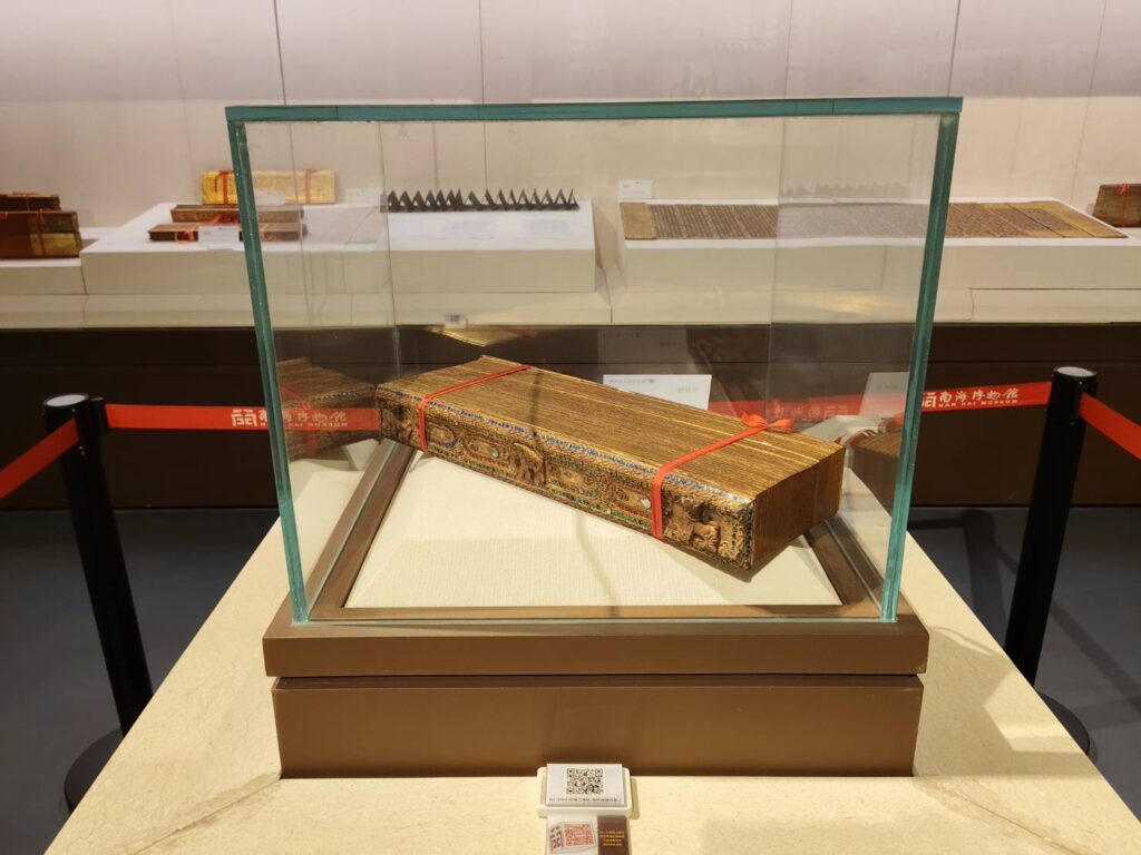 ▲石景宜博士所珍藏的國寶貝葉經，在館方展覽室完整呈現，帶給觀者不同的視野景觀。（記者 辛澎祥/攝）