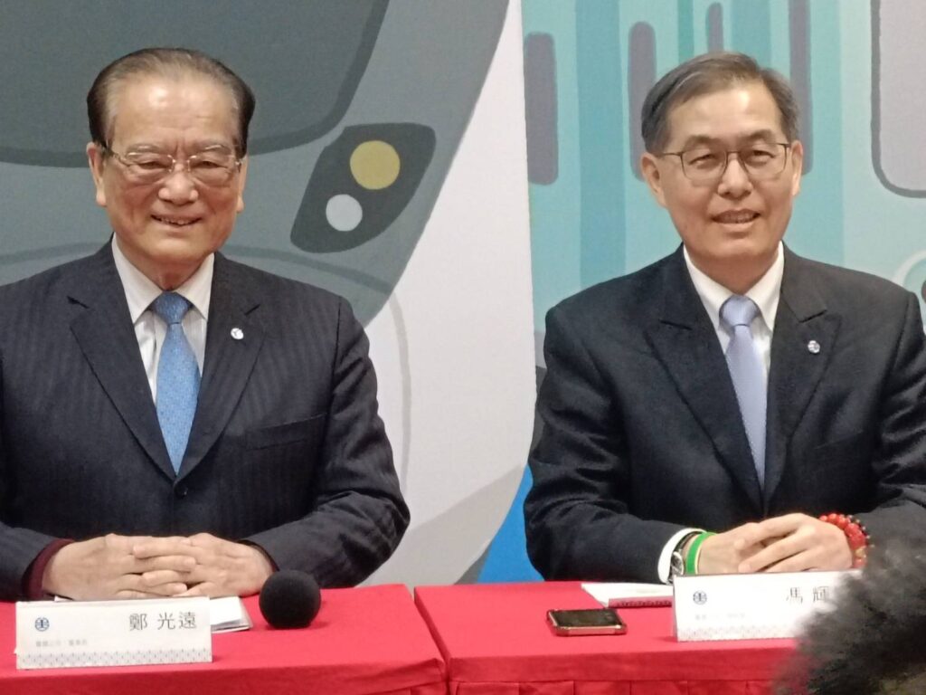 ▲國營臺鐡公司董事長鄭光遠(左)與總經理馮輝昇主持臺鐡新服務業務說明,神情輕鬆愉快。(記者 辛澎祥/攝)