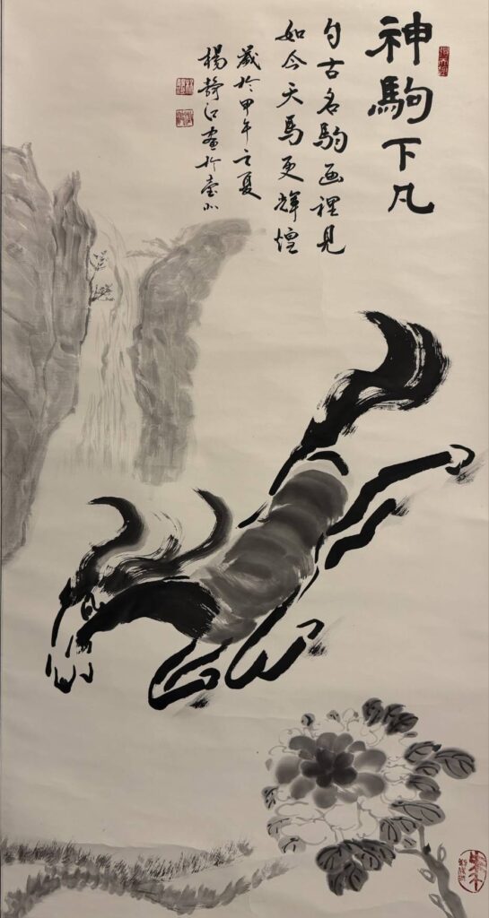 ▲女書畫家楊靜江理事長的「神駒下凡」圖，以「自古名駒畫裡見 如今天馬更輝煌」展現馬的英姿，極具視覺之開闊質美。（圖/楊靜江 提供）