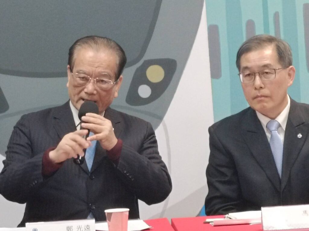▲國營臺鐡公司董事長鄭光遠(左),強調臺鐡新服務策略將逐步落實,一切以安全為主軸,擴大對旅客的服務。右為臺鐡公司總經理馮輝昇。(記者 辛澎祥/攝)