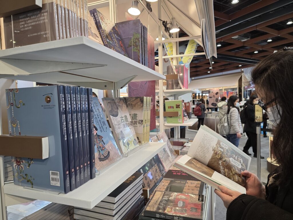 故宮新書《古畫漫漫說：漫畫與故宮名作的相遇》以漫畫獨特的分鏡與視角，帶您輕鬆走入名畫世界。（圖/故宮提供）