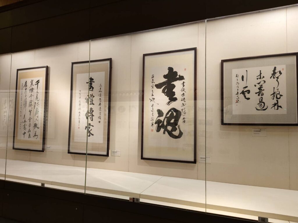 ▲書壇多位知名書家所書寫對石景宜博士的推崇讚佩之作品，讓觀者有心之所嚮的觀感與體悟。（記者 辛澎祥/攝）