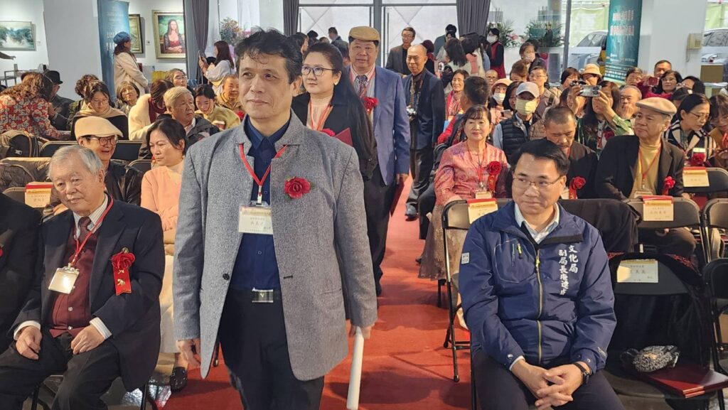 ▲國家藝術聯盟執行長吳真才率領策展團隊走紅地毯進場,受到全場的高度關注。(記者 辛澎祥/攝)