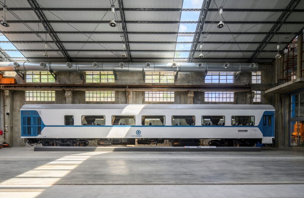 初三、初四限時解鎖經典車廂，帶領民眾入內一睹SP32865號莒光號與583系寢台電車風采。圖為位於柴電工場大廳的SP32865號莒光號。（圖/鐵博提供）