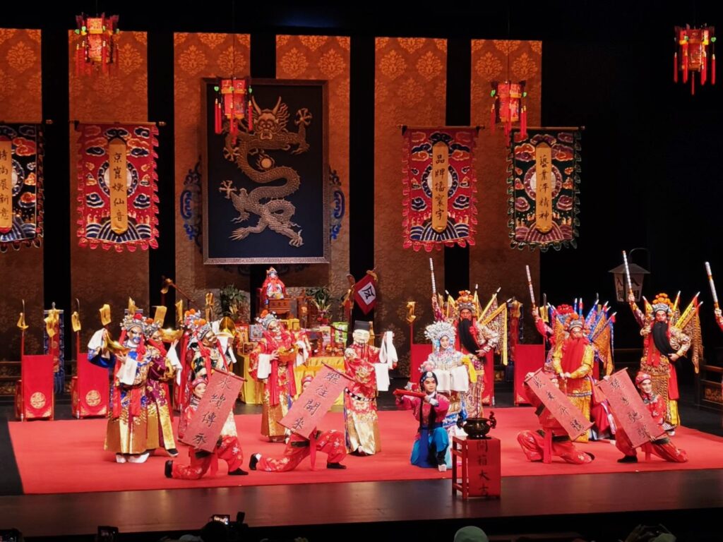開箱演出所有演員大合影,並祝觀眾新春愉快。(記者 陳安婷/攝)
