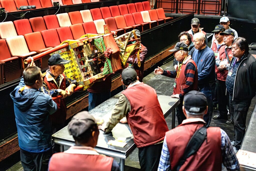 元帥觀戲前後都會降駕指點,成就了「人神共創」的文化傳奇。(圖/國光劇團提供)