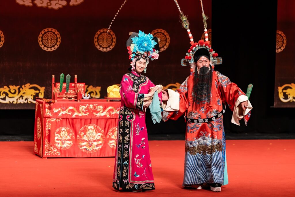 素人陳世勳(右)飾《四郎探母》(下半部)的楊延輝。(圖/國光劇團提供)
