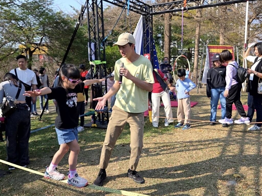 小朋友開心體驗平衡繩索。（圖/文化局提供）