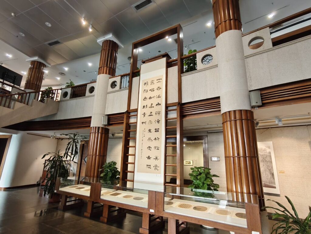▲藝術館內部的設計規模與質感呈現,呈現出濃郁的書香文藝氣息,帶給民眾舒適怡人的閱書環境。(記者 辛澎祥/攝)