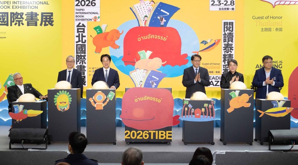 台北國際書展今(3)日盛大開幕,總統賴清德(左3)、文化部長李遠(左2)、台北書展基金會董事長郝明義(左1)、總統府秘書長潘孟安(右3)及主題國泰國代表等共同為書展揭幕。
