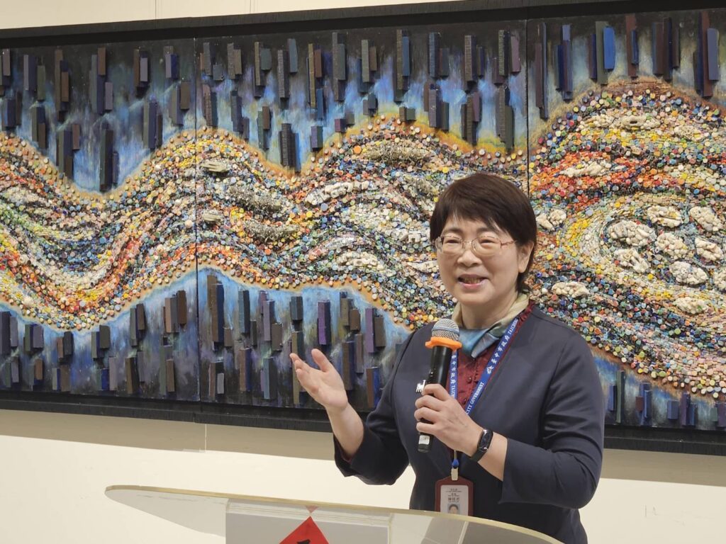 ▲臺中市政府文化局局長陳佳君,在開幕式上致詞時表達對藝術家簡源忠教授的推崇及其展出作品的讚賞。(圖/大墩文化中心 提供)