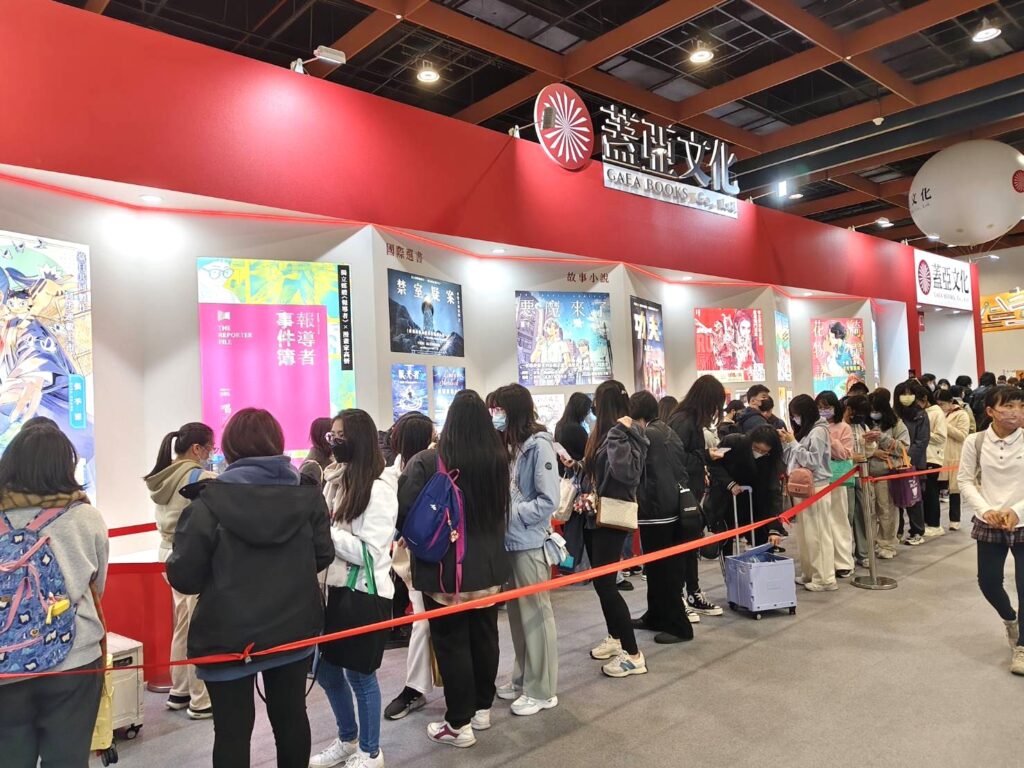 台北國際書展首日,許多攤位前便出現人潮,臺灣漫畫迷更是躍躍欲試。(記者 陳安婷/攝)