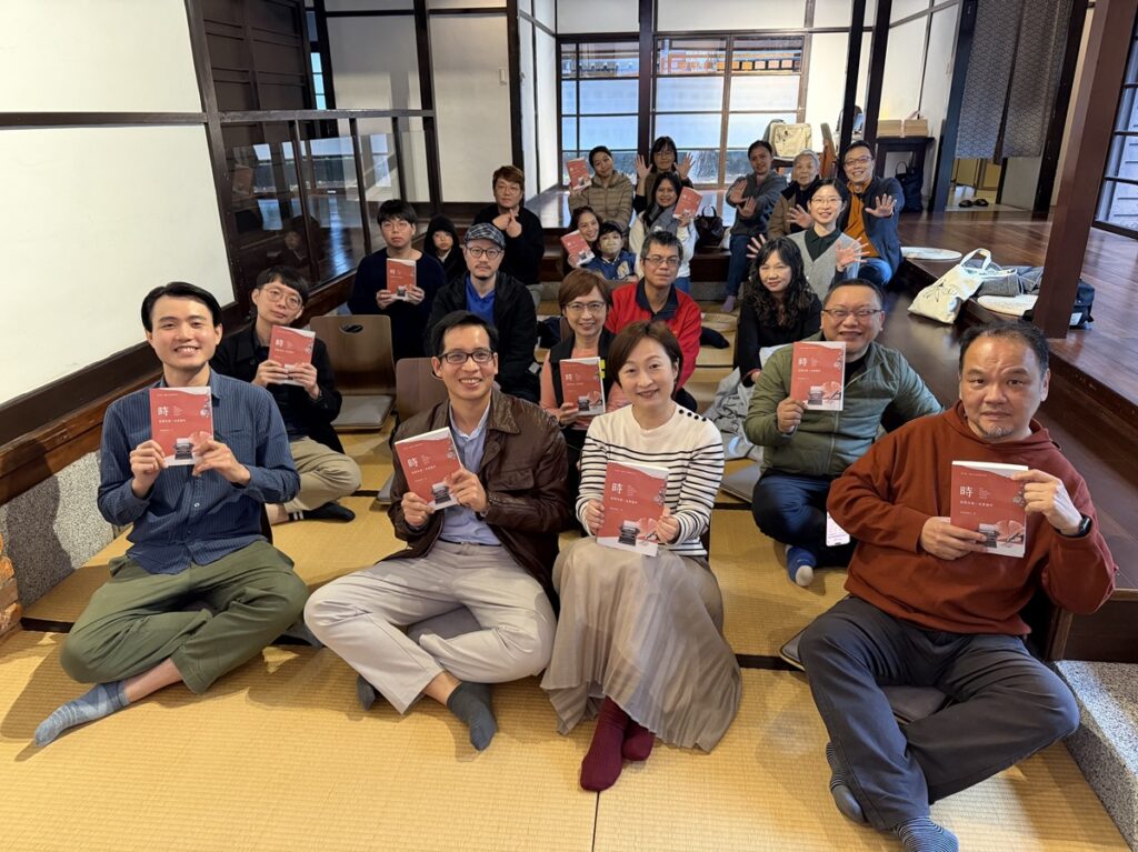 《時：旅程未竟，光景猶存》新書發表會，陳瑩芳館長與獲得評審獎及優選的陳明合、劉川蒞，以及讀者們大合照。（圖/臺文館提供）