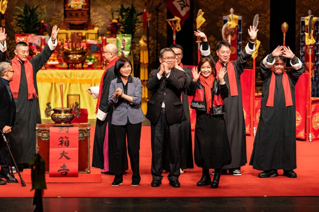 封箱大吉，大家都很開心，相互祝賀。（圖/國光劇團提供）