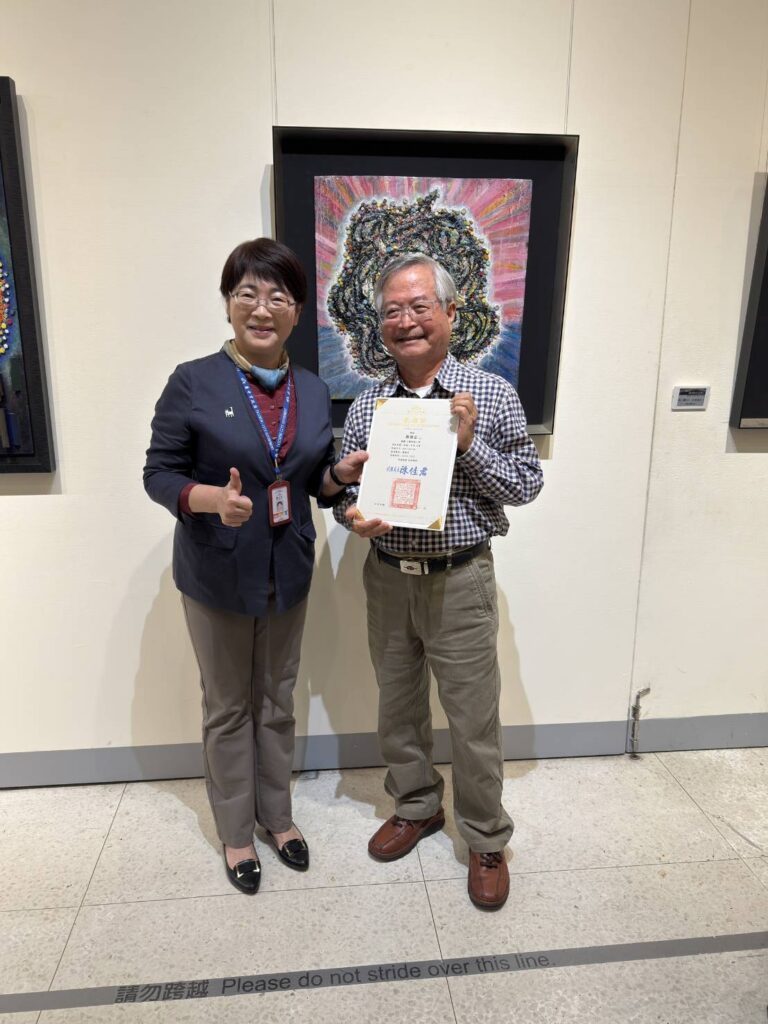 ▲陳佳君局長(左)特頒感謝狀給簡源忠教授,以感謝他致贈作品給臺中市政府文化局典藏,極具正面意義。(圖/大墩文化中心 提供)