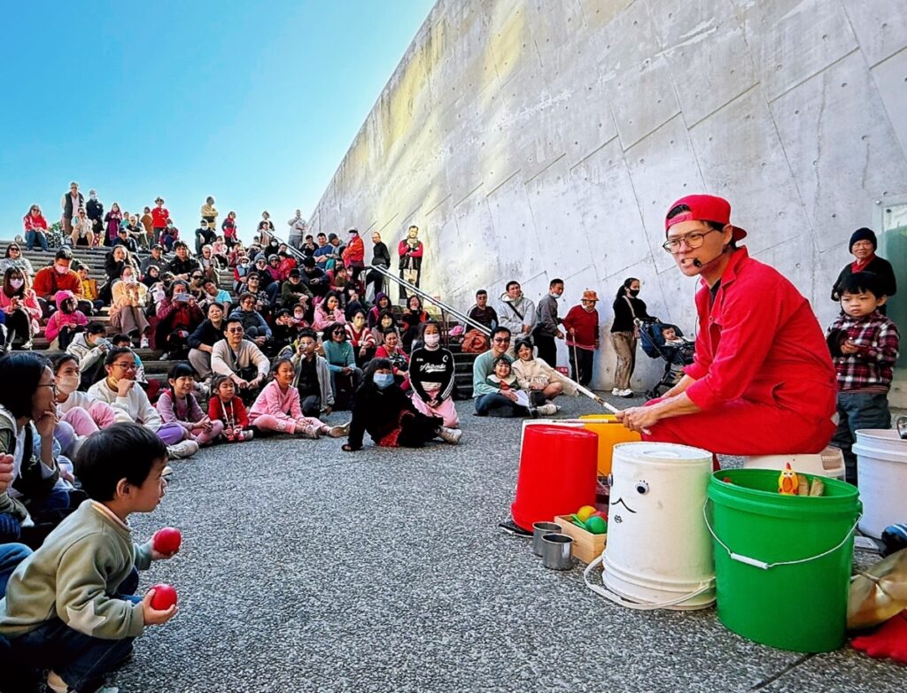 十三行博物館農曆春節期間，將規劃親子戲劇、打擊、踢踏、馬戲及競技扯鈴等互動演出。（圖/文化局提供）