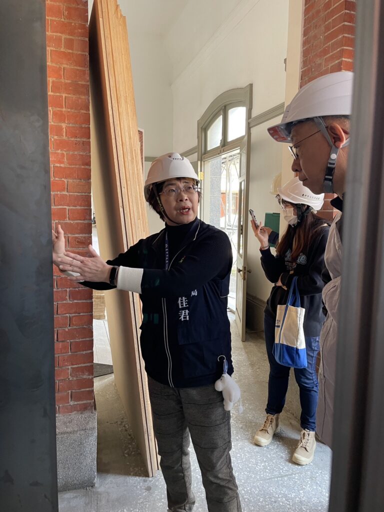 具有豐富文化資產修復經驗的郭俊沛建築師全程進行專業解說，陳局長逐一巡視。（圖/文化局提供）