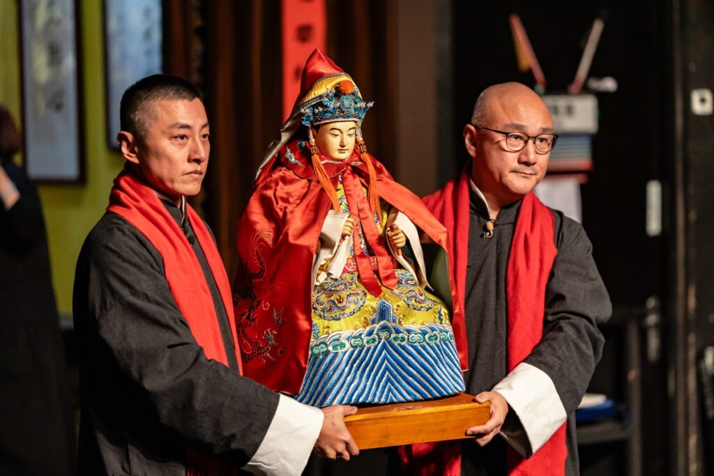 祖師爺移駕，由盛鑑及溫宇航兩人一起執捧。（圖/國光劇團提供）