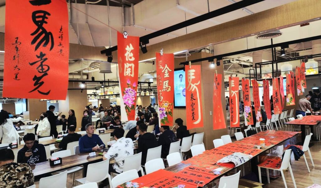 ▲2026年適逢馬年，知名書法老師在各地寫春聯活動多元頻繁且豐富多彩，為新春馬年年節增添歡樂濃厚的年味氣氛。（記者 辛澎祥/攝）