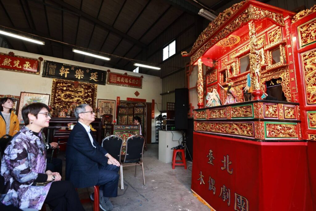 ▲李遠部長(右)在文化部藝發司司長周雅菁的陪同下,欣賞臺北木偶劇團的演出。(圖/文化部 提供)