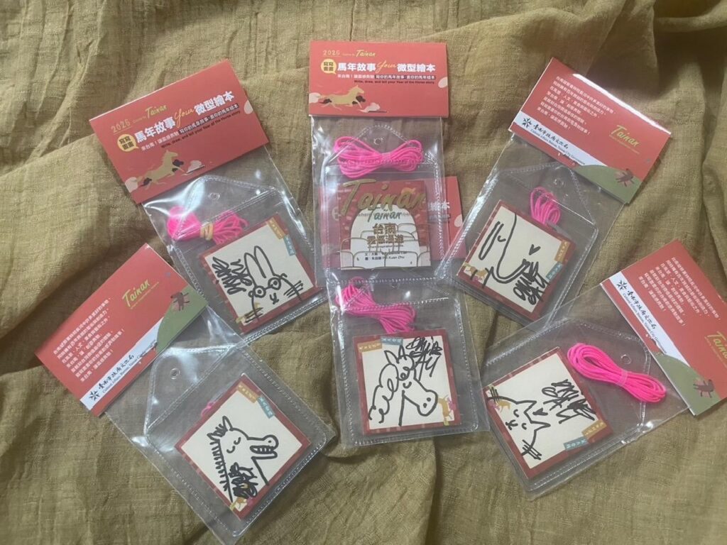 臺南九大文化景點限量發送「馬年靈感奔馳微繪本」，引發民眾排隊領取。（圖/文化局提供）