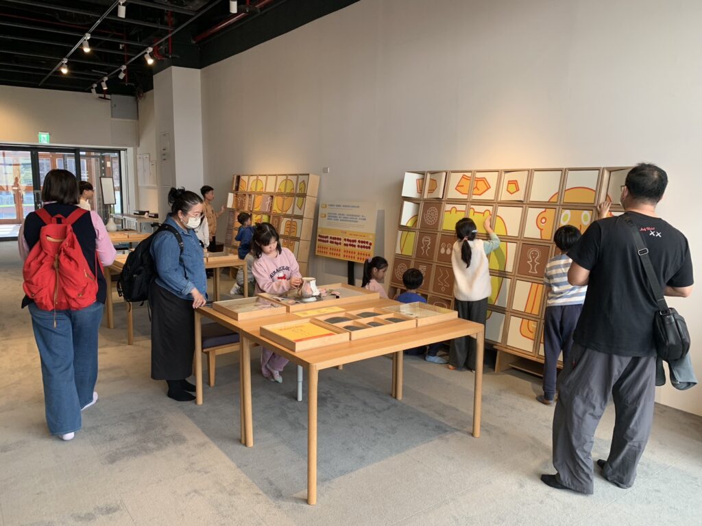 史前館康樂本館探索遊戲區，學童在遊戲中體驗臺灣史前文化。（圖/史前館提供）