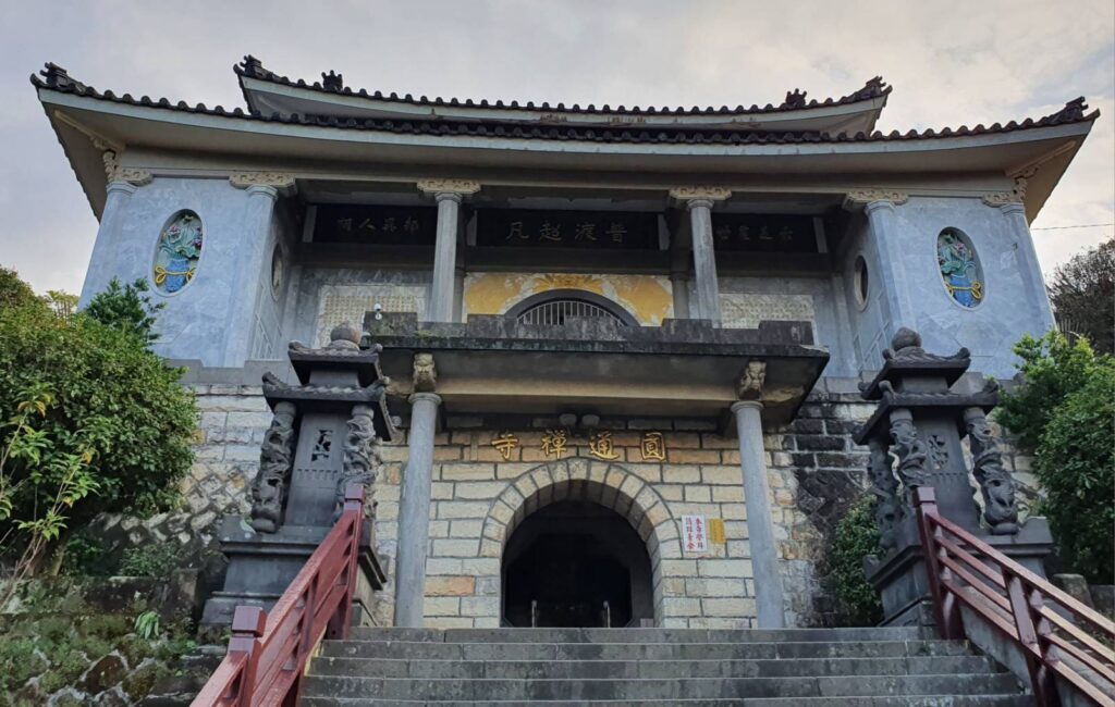 ▲林蔭健走圓通寺,祈福體驗自然與文化之美。(圖/新北市觀光旅遊局 提供)